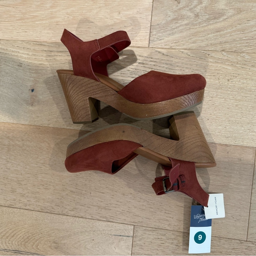 Universal Threads Women’s Clogs